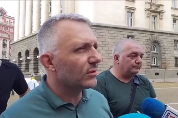 Движение Ние идваме около някогашното т нар Отровно трио се